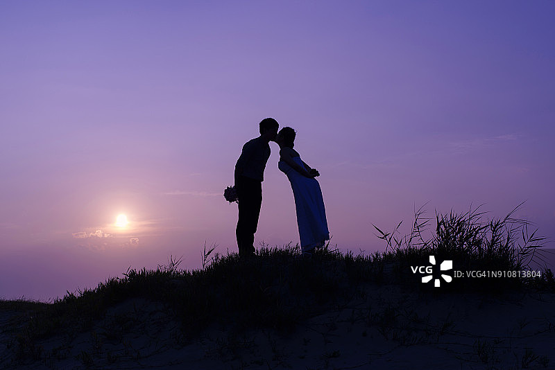 夜晚求婚的剪影视角图片素材