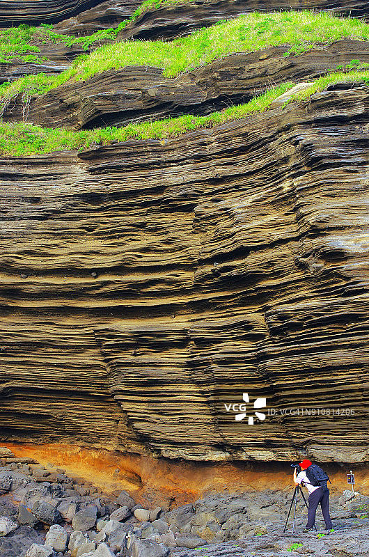 男子在水月峰全球地质公园拍摄地层图片素材
