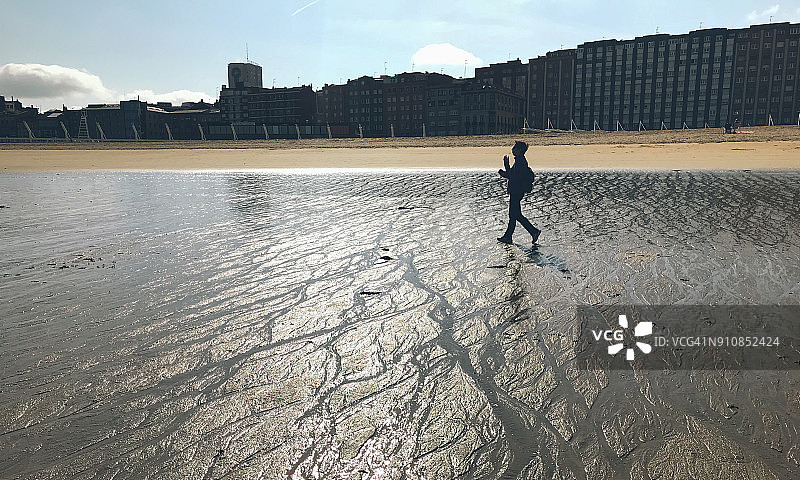 在海滩上散步的女人图片素材