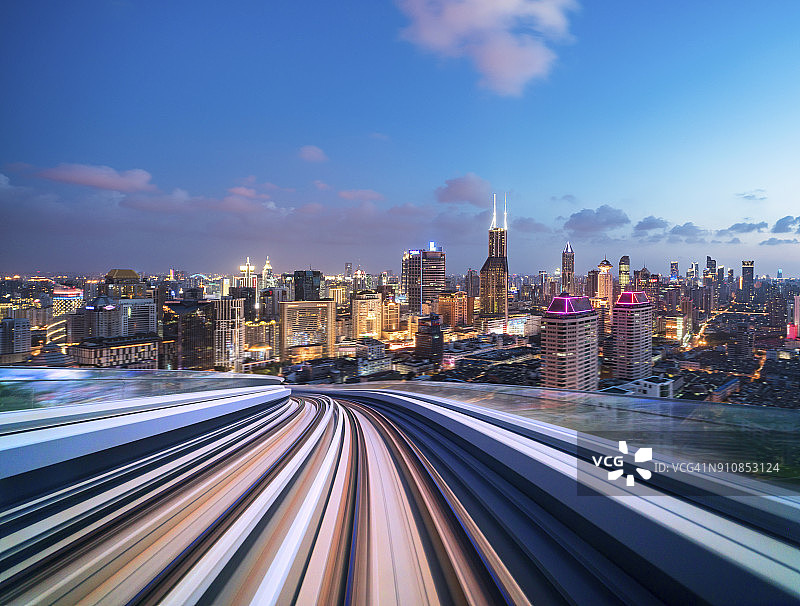 火车驶向城市的动态模糊图片素材