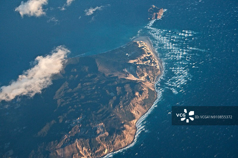 从飞机上俯瞰日本东京新岛白天的航拍图图片素材