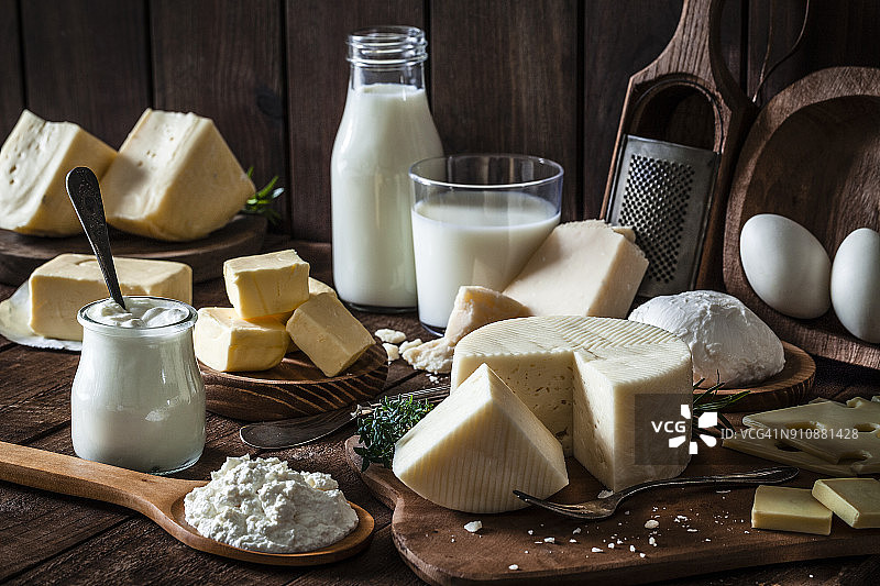 乡村木桌上的乳制品图片素材