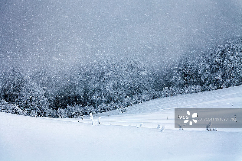 山区暴风雪图片素材