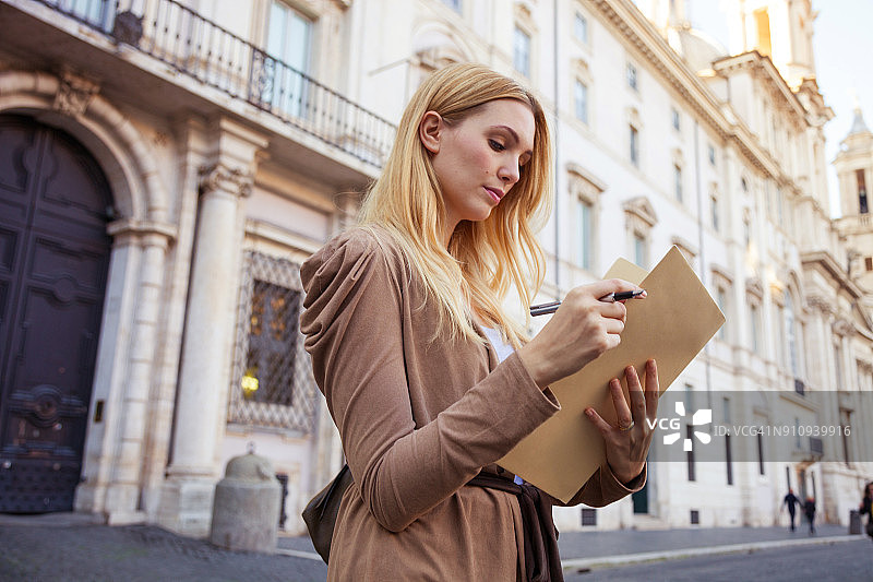 在罗马的商务女人图片素材