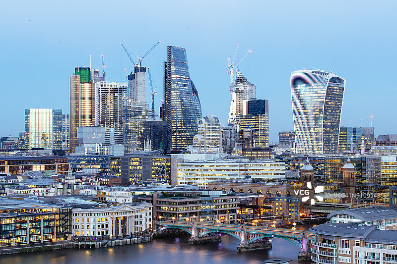 伦敦黄昏时分的城市天际线，英国图片素材