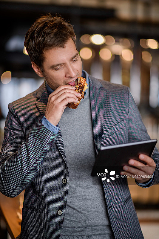 在咖啡店里的男人图片素材