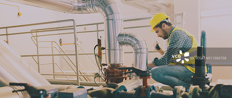 固定设备工程师工作中图片素材