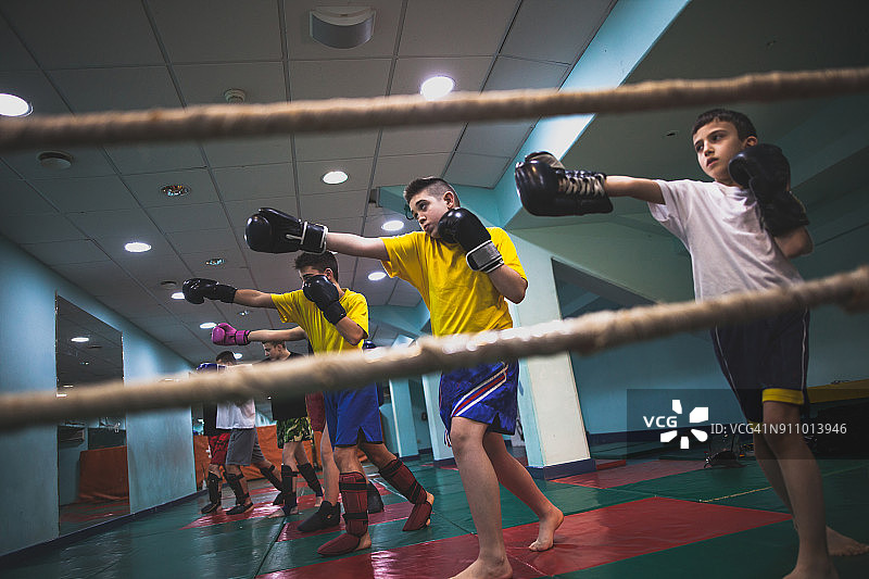 儿童跆拳道训练图片素材