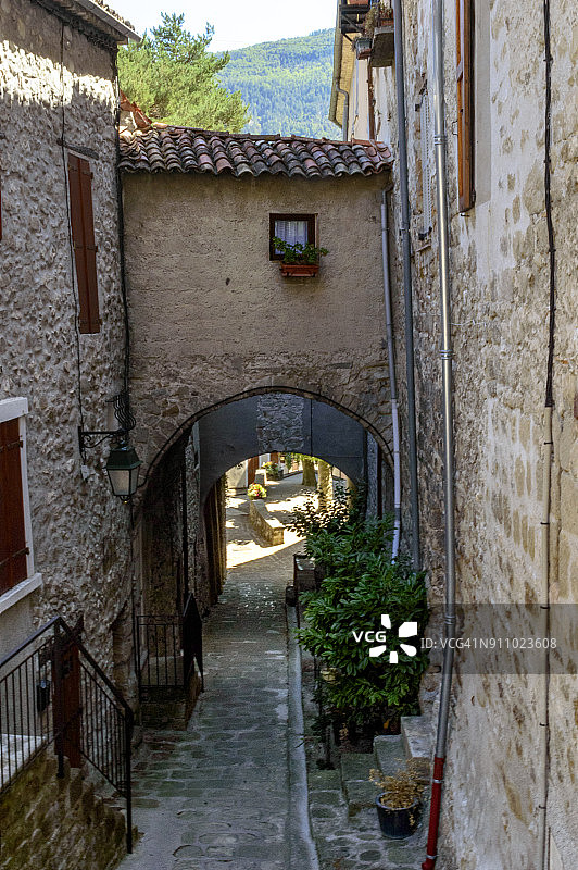 法国蔚蓝海岸阿尔卑斯-上普罗旺斯省阿诺特中世纪村庄图片素材