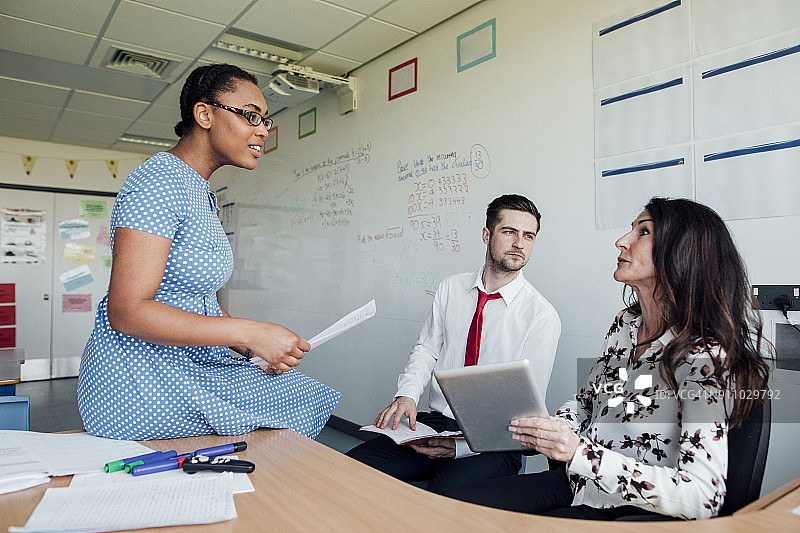 老师之间的分歧图片素材