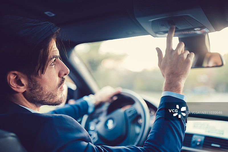 司机按下SOS按钮图片素材