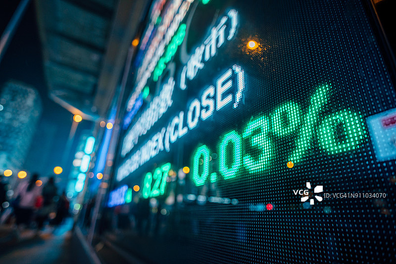 金融股市数字与城市灯光倒影图片素材