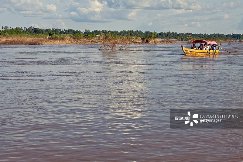 在柬埔寨桔井观赏淡水海豚的游客图片素材