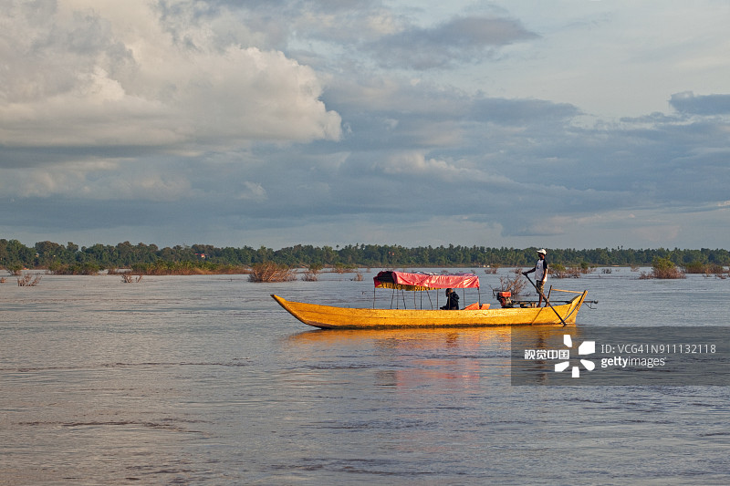 在柬埔寨桔井观赏淡水海豚的游客图片素材