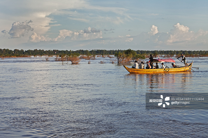 在柬埔寨桔井观赏淡水海豚的游客图片素材