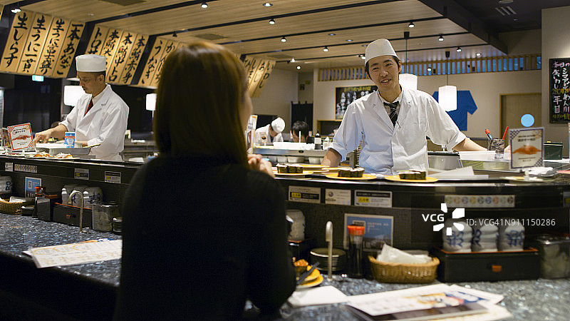 厨师在寿司店工作/日本东京图片素材