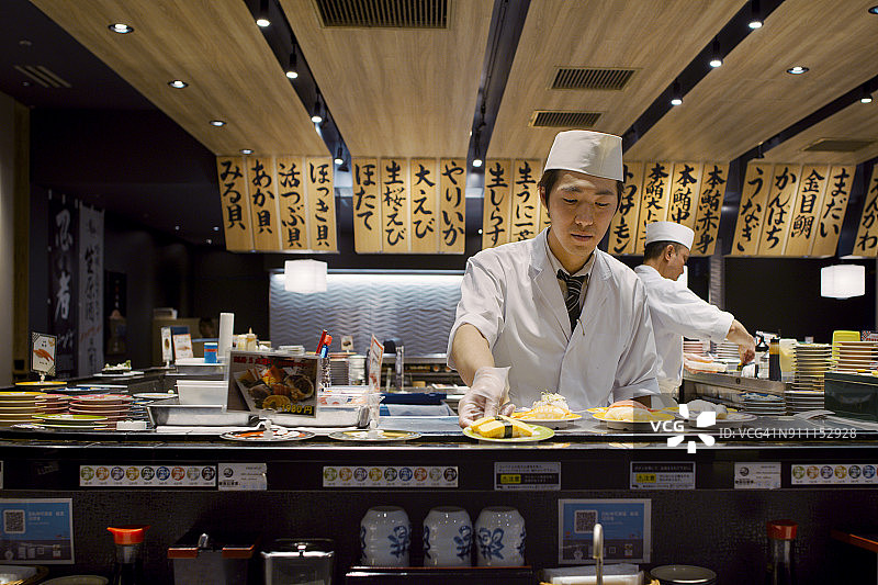 厨师在寿司店工作/日本东京图片素材