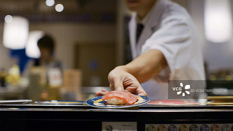 厨师在寿司店工作/日本东京图片素材
