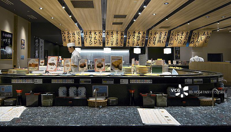 厨师在寿司店工作/日本东京图片素材