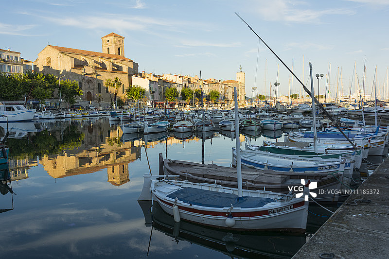 拉西奥塔港和圣母升天教堂图片素材