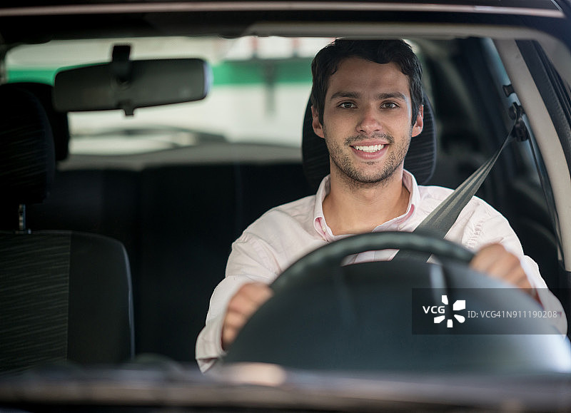 快乐的男人在车库里开车图片素材