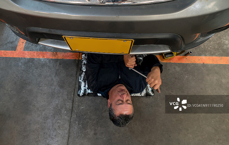 修理工在汽车修理店修理汽车图片素材