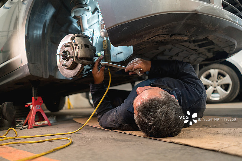 在汽车修理店工作的技工图片素材