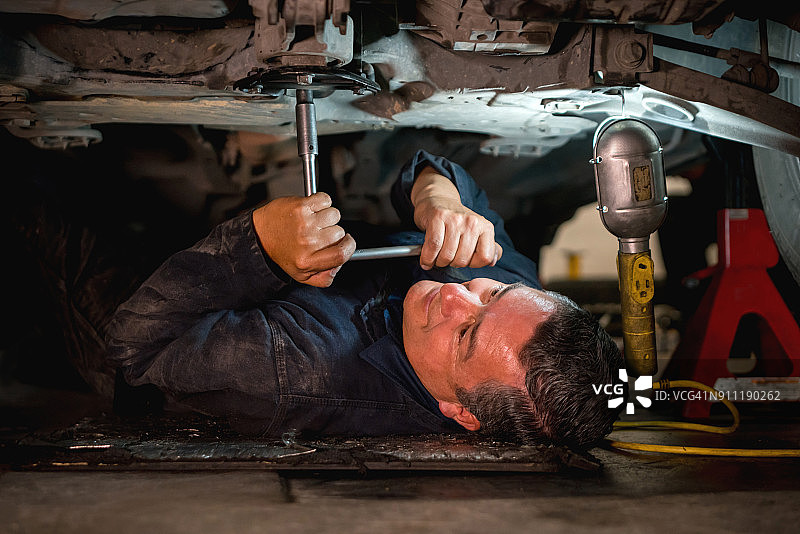 修理工在汽车修理店修理汽车图片素材