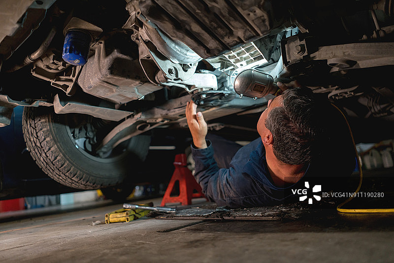 汽修工在修理厂修理汽车图片素材