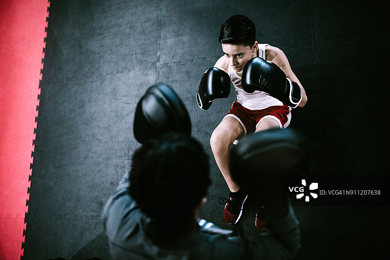 在拳击训练中心的年轻男人图片素材