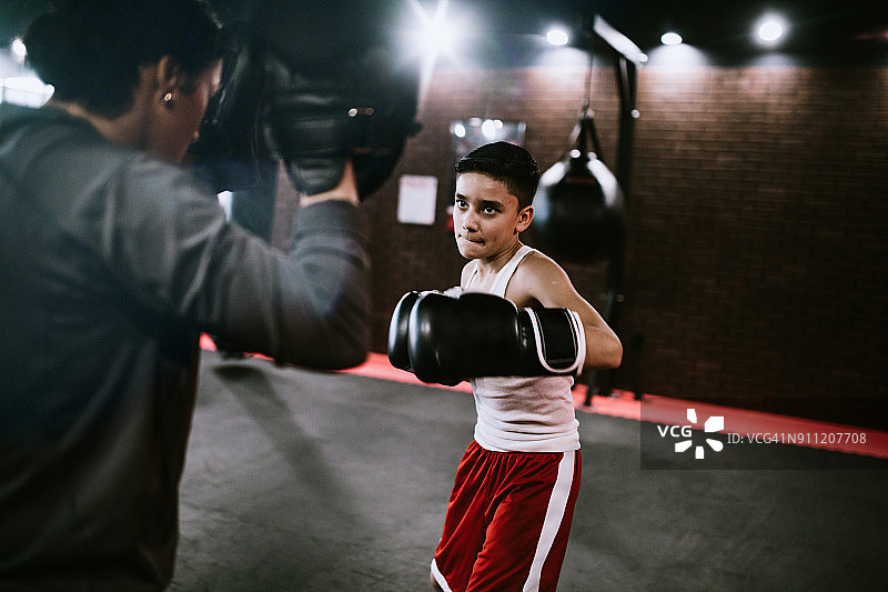 在拳击训练中心的年轻男人图片素材