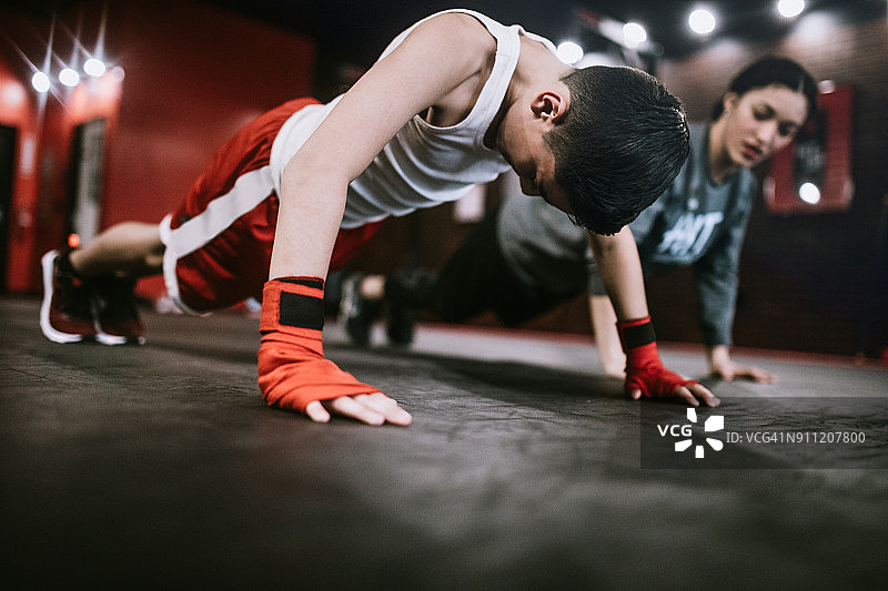 在拳击训练中心的年轻男人图片素材