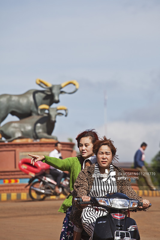 柬埔寨森莫诺隆的公牛环岛和交通图片素材