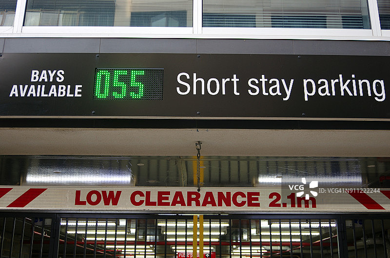 限高2.1米，短期停车库入口处的停车位数量标志图片素材