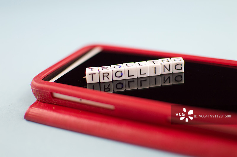 有人用手机发表不礼貌的评论，例如网络暴力图片素材