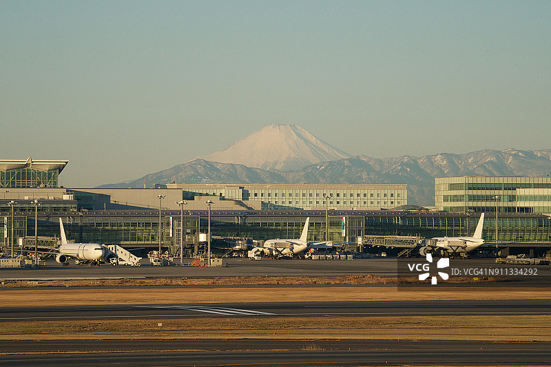 日本东京的富士山和东京羽田国际机场图片素材