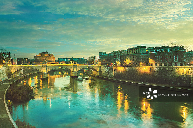 意大利罗马，台伯河上的维托里奥·埃马努埃莱二世桥和圣天使堡图片素材