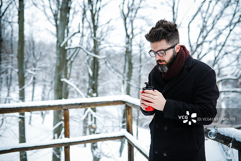 在暴风雪中的英俊男人图片素材