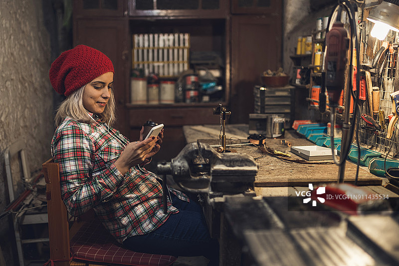 搭配智能手机的咖啡休息时间图片素材