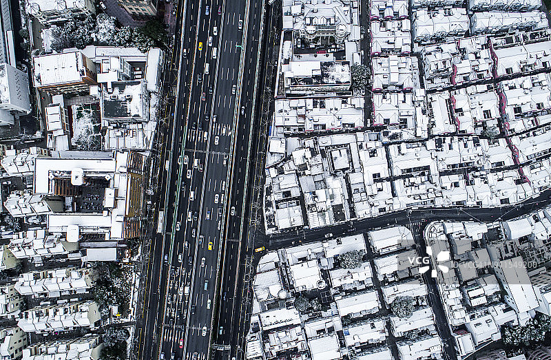 雪后高架道路和住宅区鸟瞰图片素材