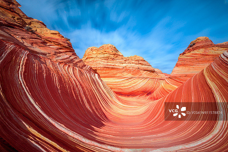 波浪：标志性的沙漠地层金色砂岩图片素材