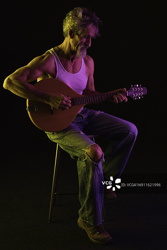 演奏乡村音乐的老年音乐家图片素材