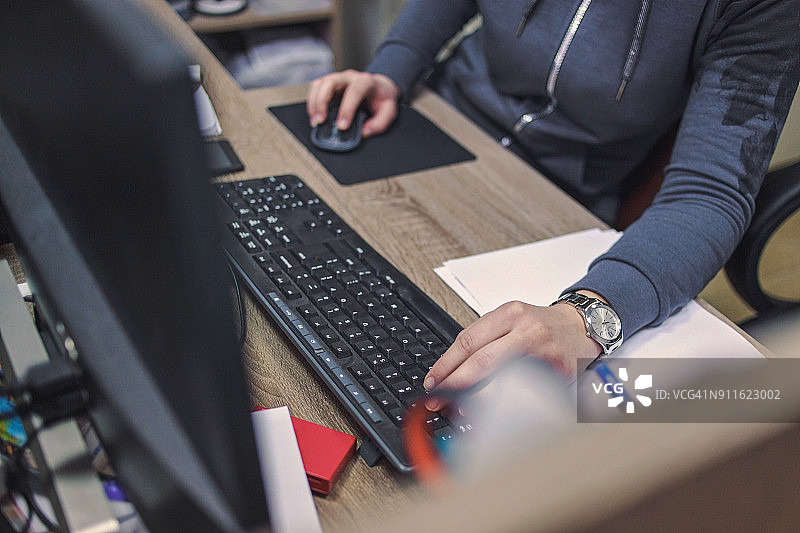 在办公室的女人图片素材