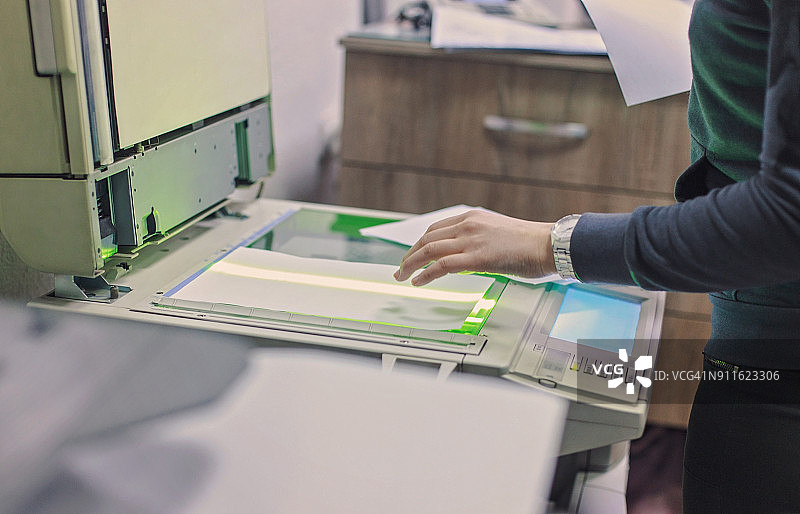 正在复印文件的女人图片素材