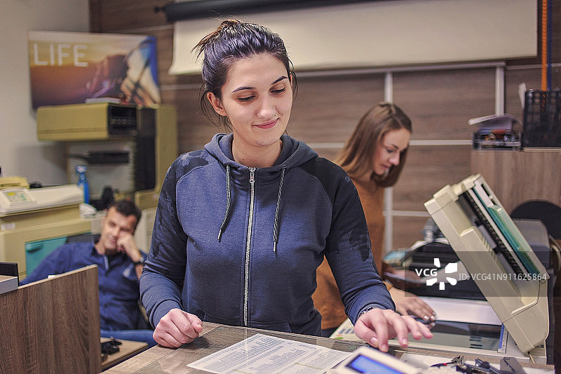 技术人员在印刷中心工作图片素材