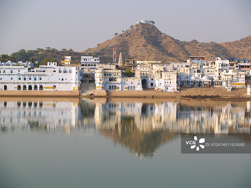 印度普什卡 ghats 和山顶 Pap Mochani 寺庙的湖景图片素材
