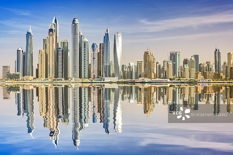 迪拜码头天际线倒影，阿拉伯联合酋长国图片素材