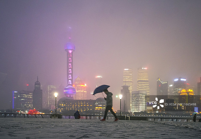 上海雪夜外滩平台夜景图片素材