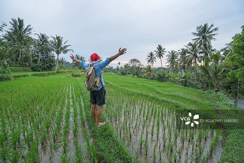 在印度尼西亚热带气候中庆祝圣诞节的男人图片素材