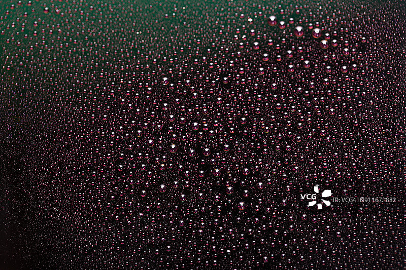 玻璃表面反射的水滴图片素材